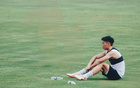 楊帥尋球啟事，踢飛球被拿走。