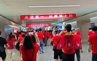 頭球與握手，場內(nèi)場外不同風采！