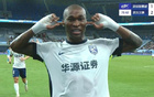 三鎮(zhèn)外援進(jìn)球后“堵耳”慶祝，深圳球迷憤怒砸杯！危險(xiǎn)！