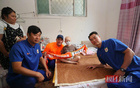 8歲抗癌男孩與王大雷定泰山隊(duì)?wèi)c祝手勢。