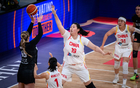中國女籃三連勝晉級半決賽，張子宇韓旭領(lǐng)銜，表現(xiàn)強勢。