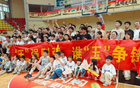 玉環(huán)勝路橋，球迷追“法拉利”求簽名。