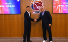 丟臉！新任CBA董事長選秀大會念錯名，與肖華差距大。