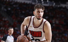 斯通：申京年少即顯實(shí)力，18歲土耳其MVP，潛力早現(xiàn)。