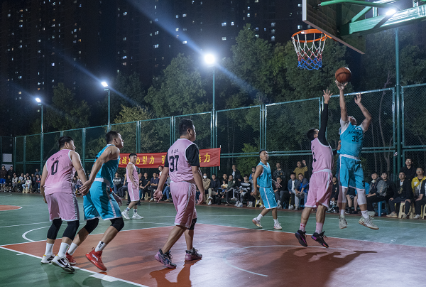 央視網消息：湖人主場100-95擊敗太陽，NBA官方公布了這場比賽最后2分鐘的裁判報告，只有一次漏判：還剩1分55秒時，凱文-杜蘭特面對克里斯蒂安-伍德中投干拔打進，太陽追到89-91。